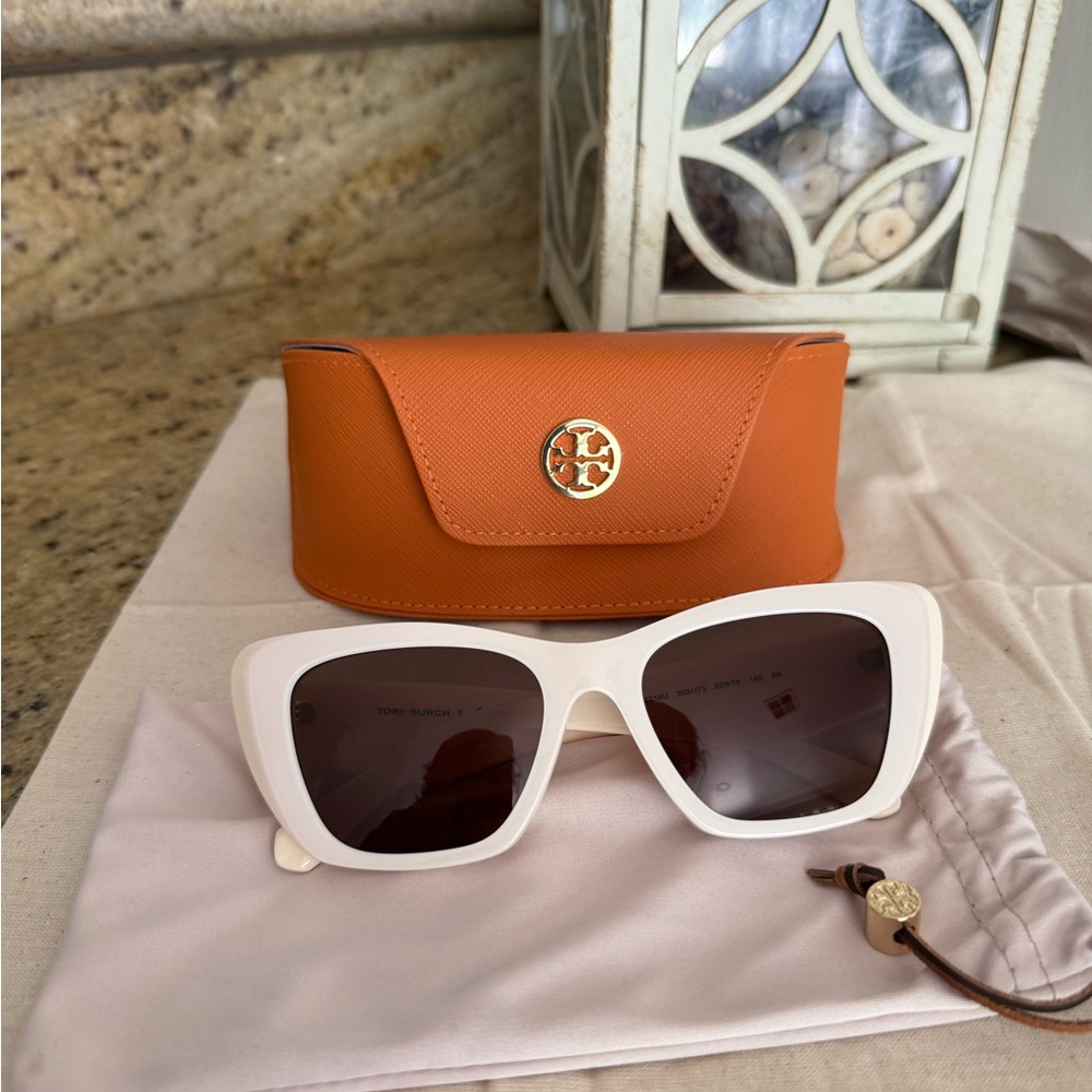 New Tory Burch cat eye  Sunglasses with Gold Accents - Picture 3 of 7